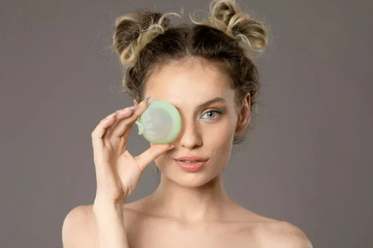 Moteris laikanti menstruacinį diską